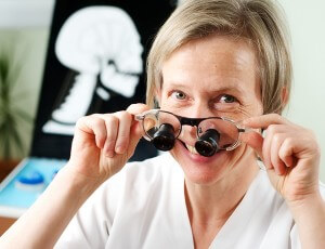 Frau Dr. Brigitte Puppe ist promovierte Zahnärztin. Und befindet sich seit 1994 in Ihrer eigenen Zahnarztpraxis.